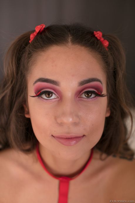 Pigtailed teenager Shane Blair viser sine små bryster og spreder sin fisse