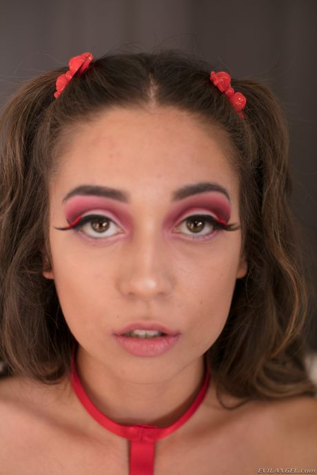 Pigtailed teenager Shane Blair viser sine små bryster og spreder sin fisse