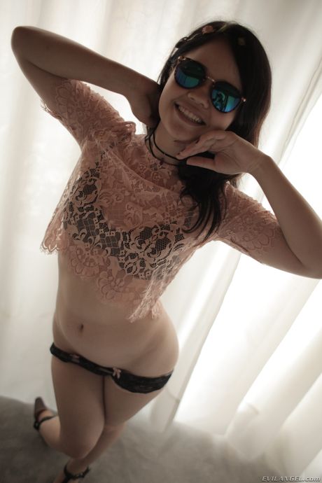 Lille teenager Yhivi bliver dobbeltkneppet af to hængte mænd i en trekant