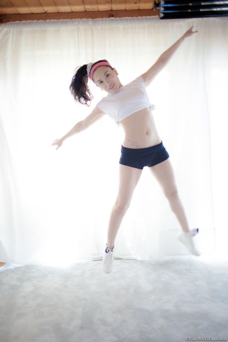 タトゥーを入れた女性ガブリエラ・パルトロヴァがハイヒールを履いてベッドの上で裸になる