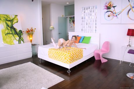 スレンダーなアメリカ人美女エンジェル・スモールズが小さなおっぱいを見せて足を広げている