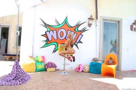 Den store amerikanske, irske blondine Kat Dior viser sine enorme bryster og røv frem i en bikini