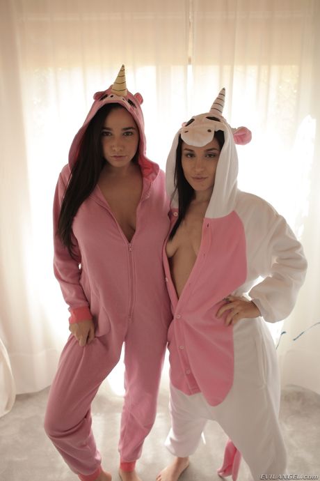 レズビアンポルノスターのガブリエラ・パルトロヴァとカーリー・グレイがお互いの足を舐め合う