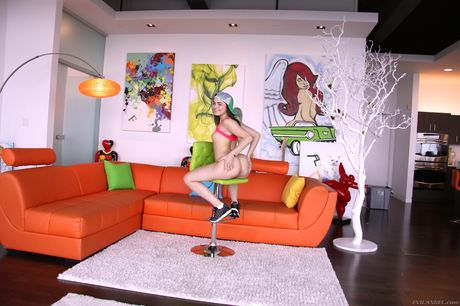 Lækker amerikansk ungdommelig Kylie Quinn i smarte shorts blotter sin røv og fisse