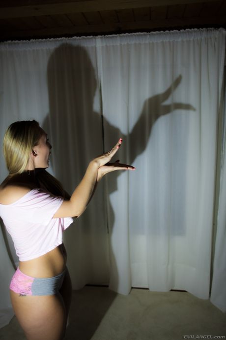 金髮美女 AJ Applegate 秀出她的大屁股和粉紅色的陰部