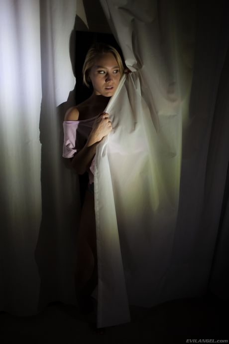 金髮美女 AJ Applegate 秀出她的大屁股和粉紅色的陰部