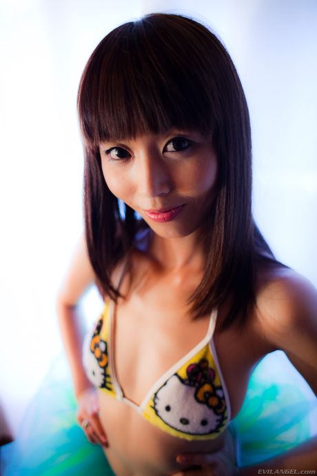 Sexede asiatiske pornostjerner London Keyes og Marica Hase leger hinandens huller