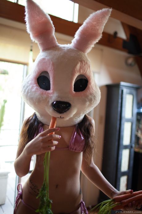 Latina-pornostjernen Gabriella Paltrova bærer en kaninmaske under solo-action