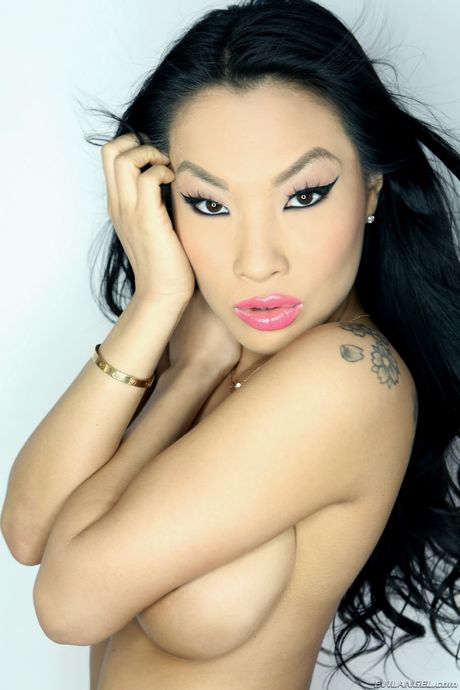 Curious japanese brunette Asa Akira in sexy underwear showing big boobies and sexy ass 