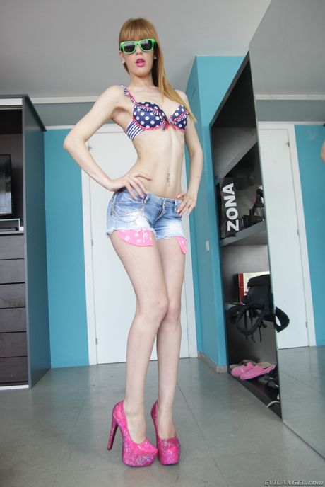 苗條的烏拉圭少女 Carol Vega 露出小乳房並張開雙腿