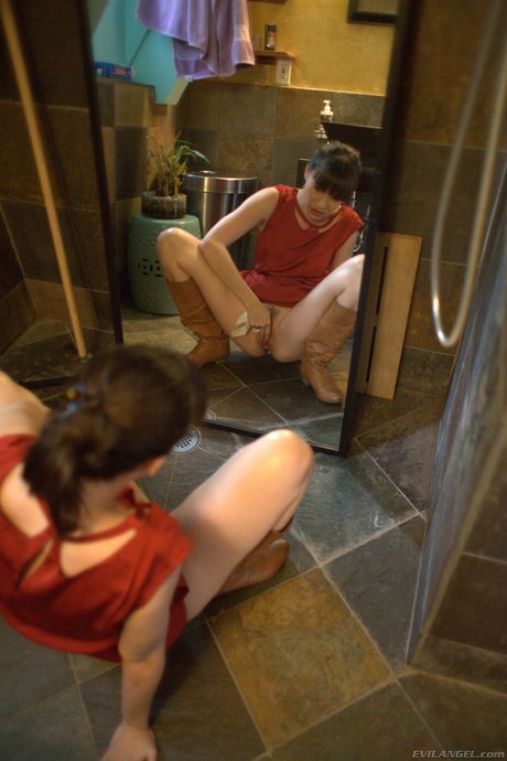 Sexet brunette Dana DeArmond får sin røv kneppet af James Deen