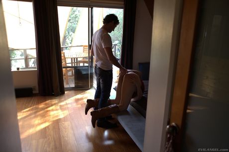 Sexet brunette Dana DeArmond får sin røv kneppet af James Deen