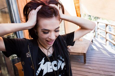 Lesbiske babes Aiden Ashley og Ash Hollywood kysser, før de har sex i et badekar