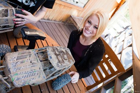 Lesbiske babes Aiden Ashley og Ash Hollywood kysser, før de har sex i et badekar