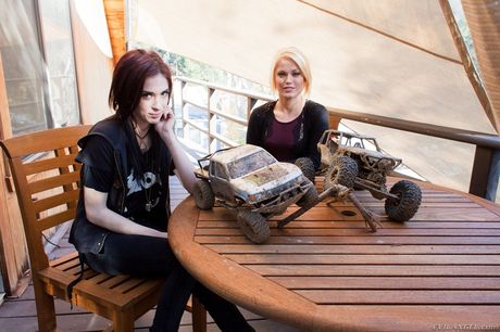 Lesbiske babes Aiden Ashley og Ash Hollywood kysser, før de har sex i et badekar