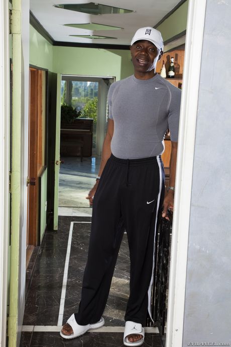 黑人色情明星 Layton Benton 在獨奏中展示了她完美的臀部和天然的乳房