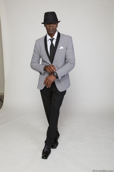 ホットな黒檀のカリ・スイーツが小さなおっぱいと熱いお尻をソロで披露