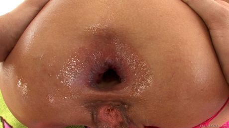 好奇的女孩 Bonnie Rotten 和 Lily Lane 進行硬核群交動作