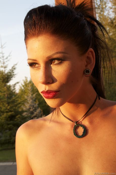 Sexet brunette Brooklyn Lee afslører sin slanke krop udendørs i en solo