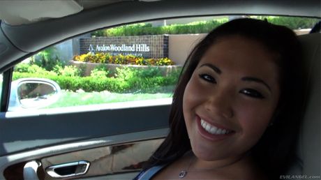 Asiatisk pornostjerne London Keyes sutter en pik, før hun bliver kneppet i røv