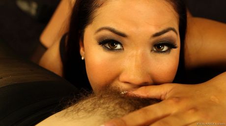 色情明星 London Keyes 和 Bobbi Starr 以 69 式秀出她們的腳和玩具