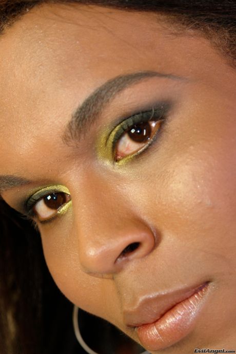 痩せ型のニューハーフ、ニッキー・Bが巨根を見せつけ、ソロオナニーでシコシコする