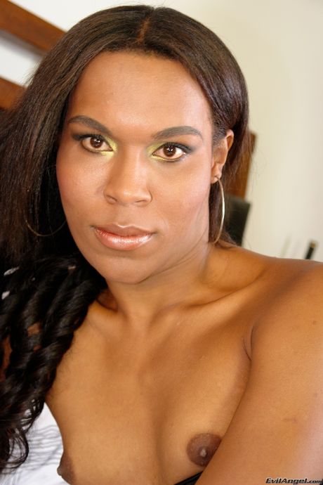 痩せ型のニューハーフ、ニッキー・Bが巨根を見せつけ、ソロオナニーでシコシコする