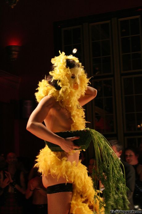 大胸黑髮美女桑德拉·羅曼在狂野的群交中被操