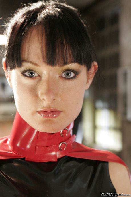 Fræk babe i latex Melissa Lauren får sin røv kneppet af Nacho Vidal