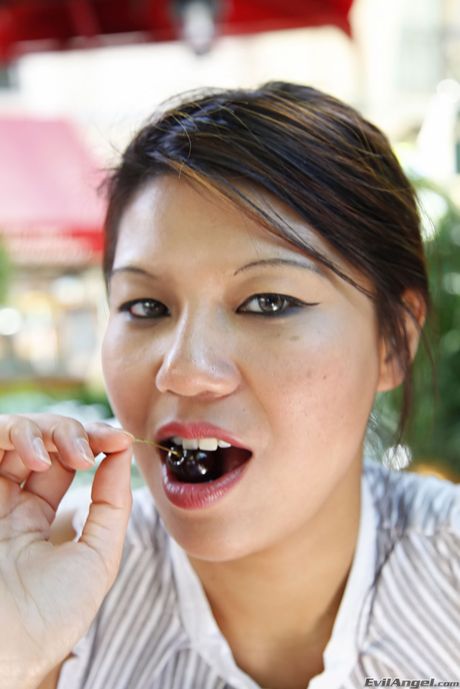 Asian pornstar Asian Shan gets her asshole stretched by Manuel Ferrara