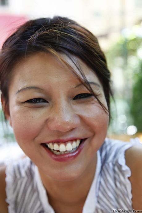 Asian pornstar Asian Shan gets her asshole stretched by Manuel Ferrara