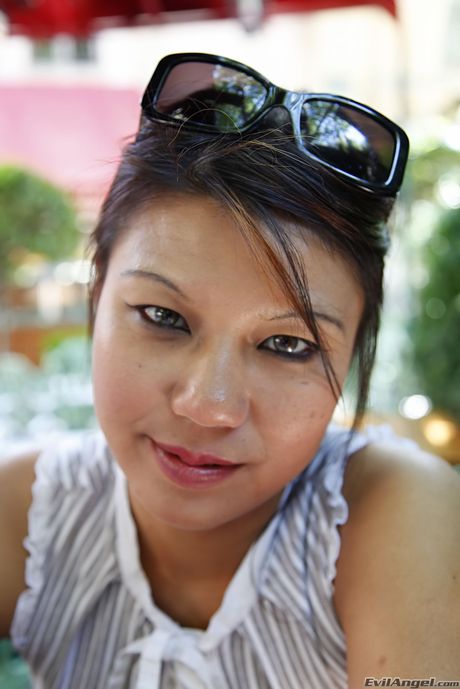 Asian pornstar Asian Shan gets her asshole stretched by Manuel Ferrara