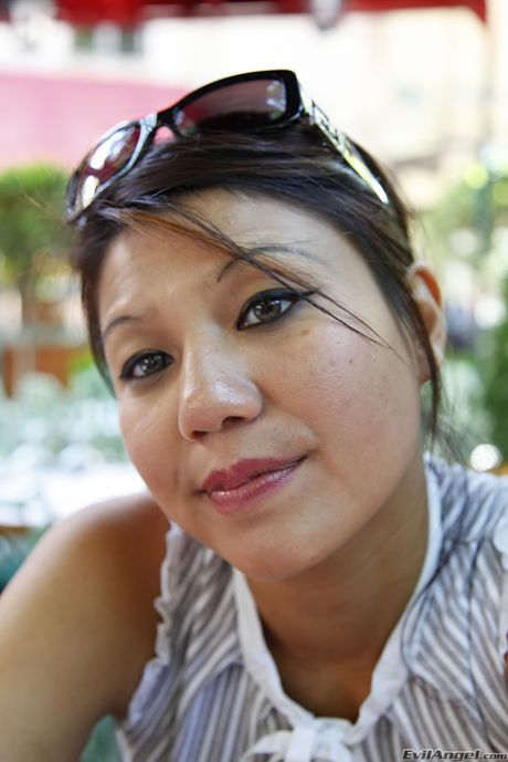 Asian pornstar Asian Shan gets her asshole stretched by Manuel Ferrara