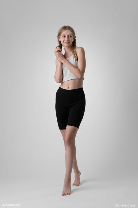 精緻的烏克蘭金髮女郎 Aveira 展示了她那嬌小的乳房和光禿禿的陰部