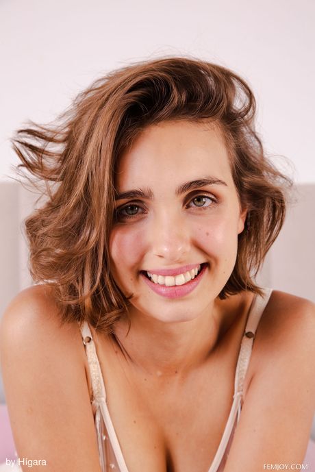 素晴らしいアルゼンチンの十代のゾーイ・アギラールはブラとパンティーを脱いでベッドの上で裸になる