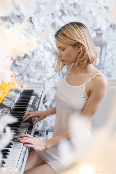 金髮碧眼的白俄羅斯、拉脫維亞娃娃 Samara White 毫無尷尬地在椅子上全裸