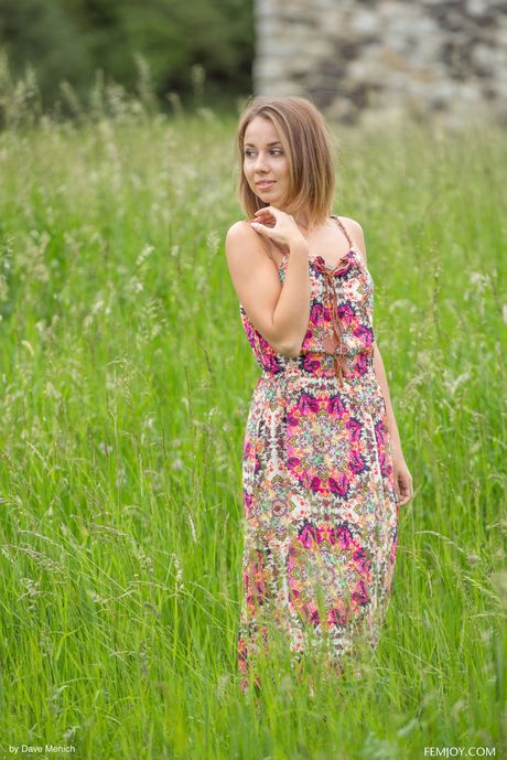 繊細なウクライナのキュートなリンダ・チェイスが野原の毛布の上で裸になる