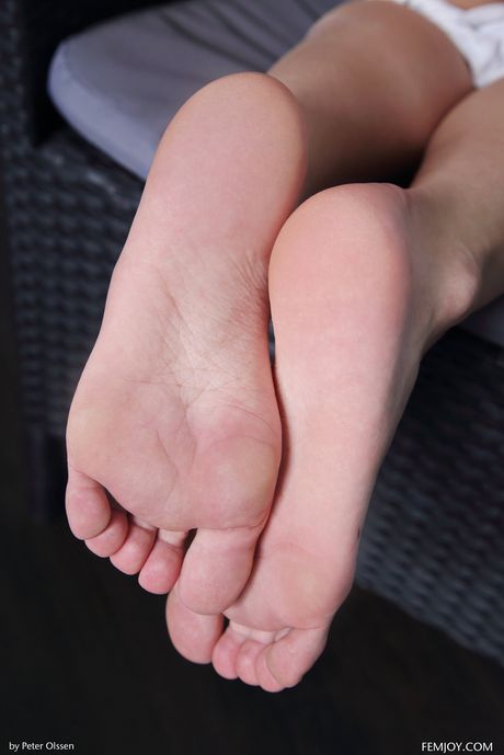 Fremragende ukrainsk teenager Hilary C fjerner dristigt alt tøjet på en sofa