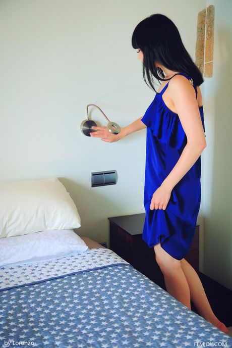 Mørkhåret ukrainsk, kasakhstansk teenager Malena Fendi tager med selvsikkerhed alt tøjet af på en stol