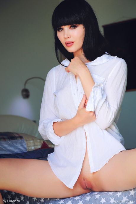 Mørkhåret ukrainsk, kasakhstansk teenager Malena Fendi tager med selvsikkerhed alt tøjet af på en stol