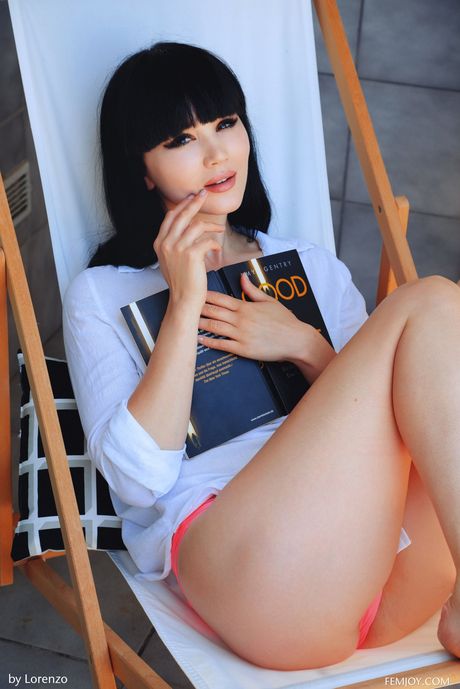 漂亮的烏克蘭、哈薩克娃娃 Malena Fendi 赤裸裸地用手指張開她的粉紅色陰部