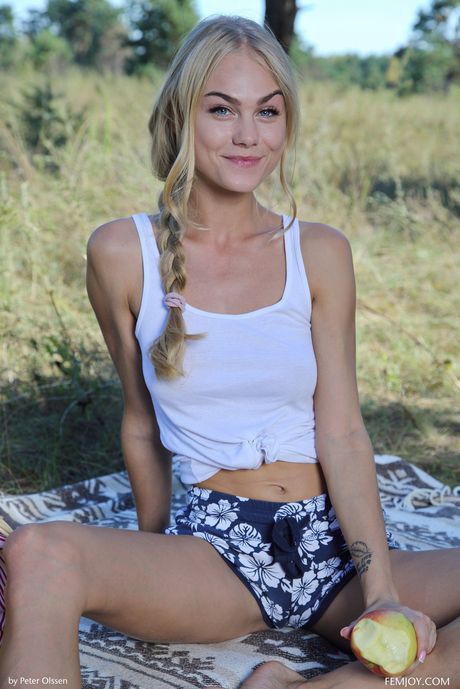 ウクライナのブロンド美人ナンシーAが裸になり、小さなおっぱいと毛のないオマンコを披露