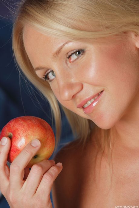 破壊的なロシアのスタンナーアイリスは彼女のドレスを脱ぎ、ソロで彼女の熱い体を明らかに