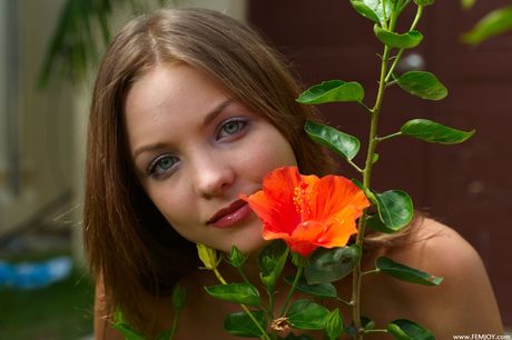 素敵なロシアの女の子アメリーはドレスを脱いで野原で全裸モデルになる