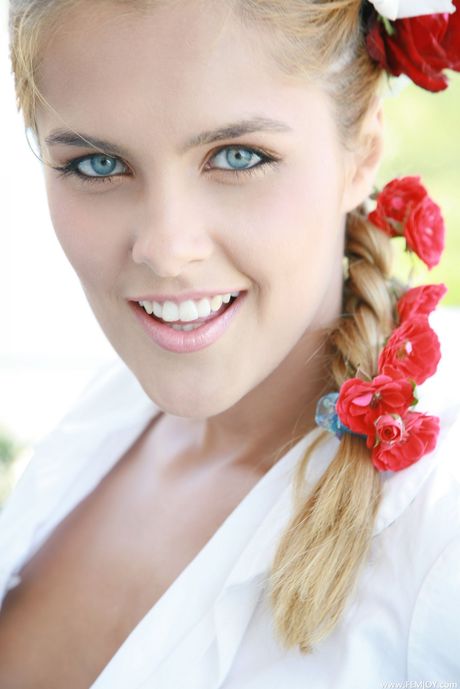 Sød ukrainsk pige Sasha Blonde bliver nøgen på en loungestol ved poolen