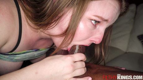 Den engleagtige amerikanske blondine Eliza Eves tager en BBC i munden efter at have slikket en fisse