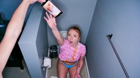 淫蕩的美國女孩 Dixie Lynn 在浴室裡誘惑她的繼兄