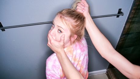 淫蕩的美國女孩 Dixie Lynn 在浴室裡誘惑她的繼兄