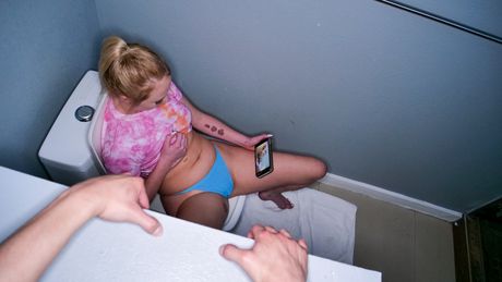 淫蕩的美國女孩 Dixie Lynn 在浴室裡誘惑她的繼兄