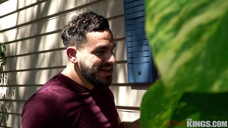 亞洲女孩 Kimmy Kimm 與繼父在穀倉裡發生性關係